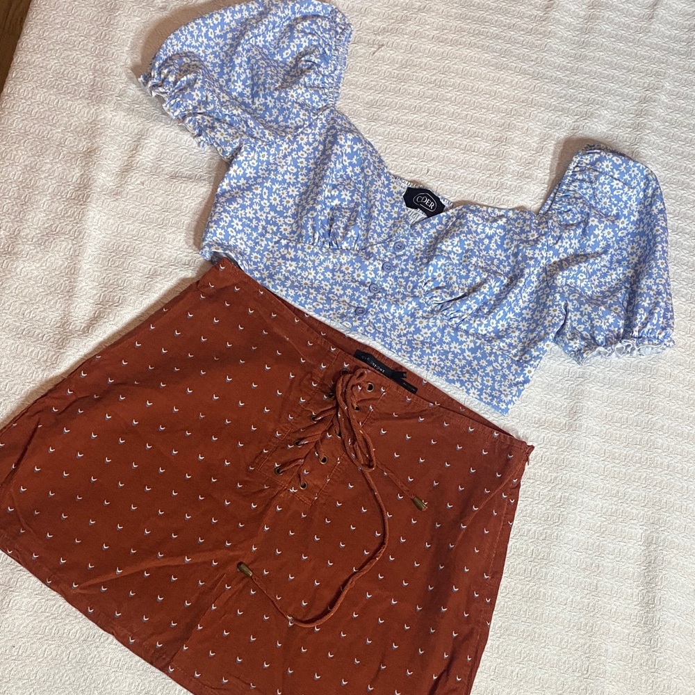 Super cute micro cord mini with laceup front geo print size Med 15” waist